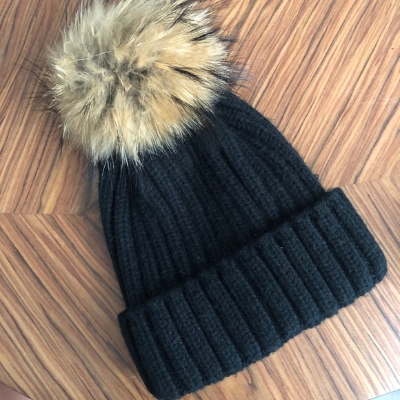 Accessories - Black hat with fur pompom